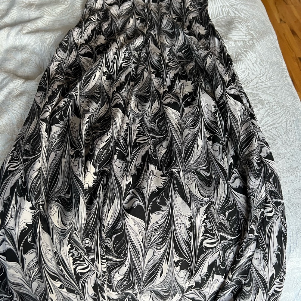 Beautiful black and white maxi dress in flow material.